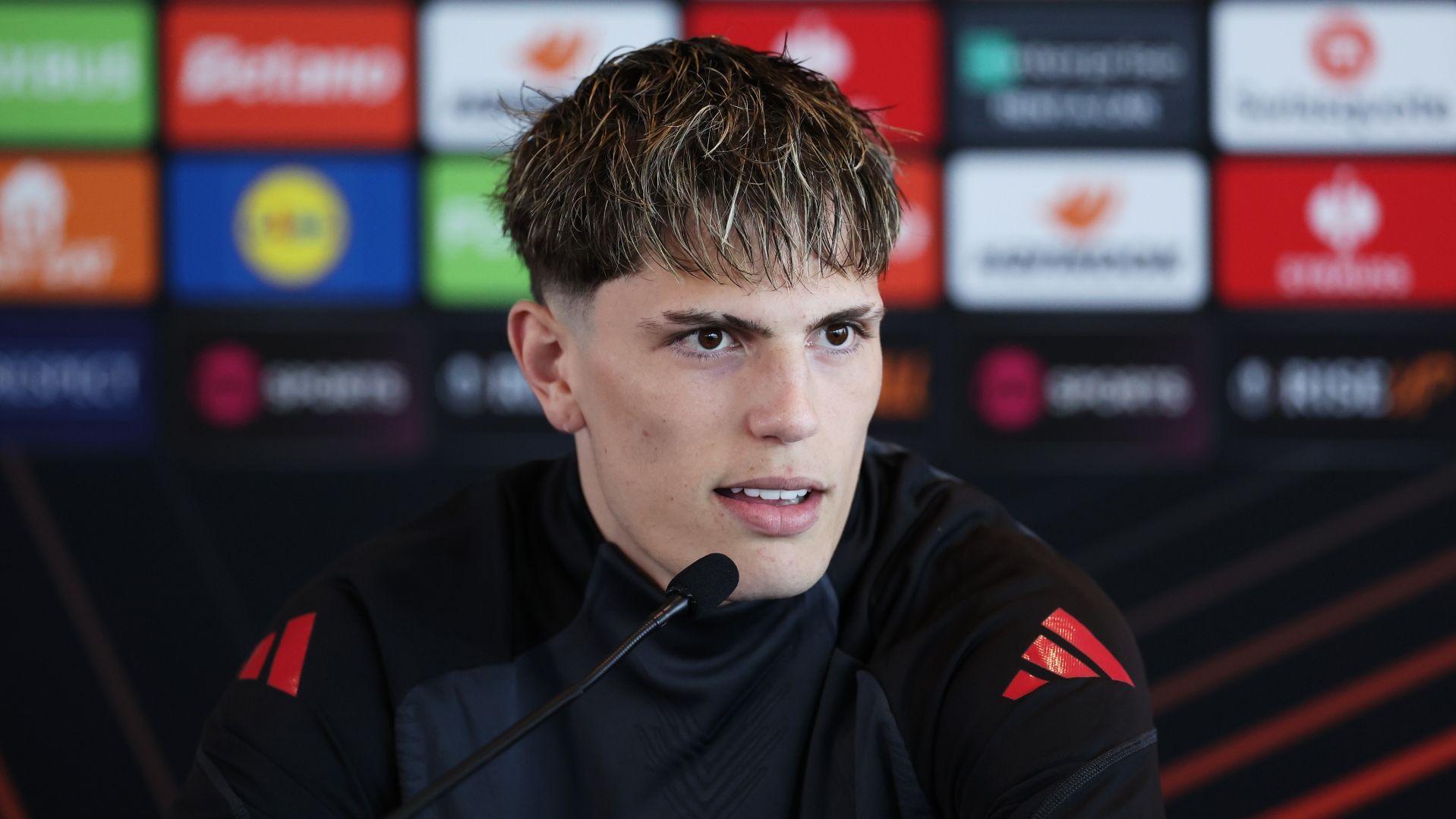 Bayern Munich to snatch Alejandro Garnacho?! Bundesliga giants attempt to hijack Chelsea transfer as Blues advance in talks with Man Utd