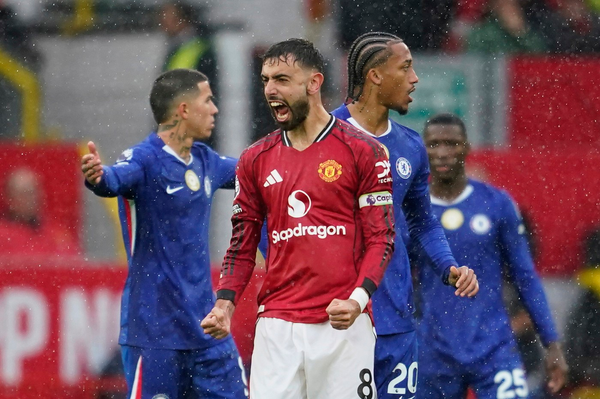 Manchester United Hold On to Beat Chelsea in 10-Man Thriller