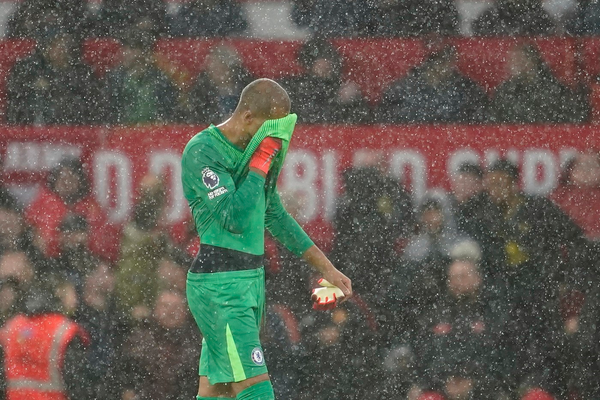 Chelsea 'Keeper Robert Sanchez Makes Unwanted History with Early Red Card Against Manchester United