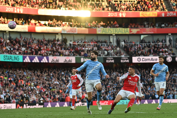 Martinelli Scores Dramatic Late Goal to Rescue Arsenal Point Against Man City