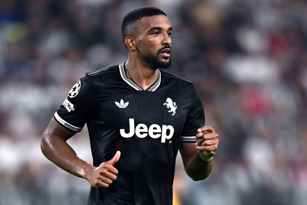 Man United and Liverpool Eye ‘Mind-Blowing’ €80 Million Offer for Juventus Defender