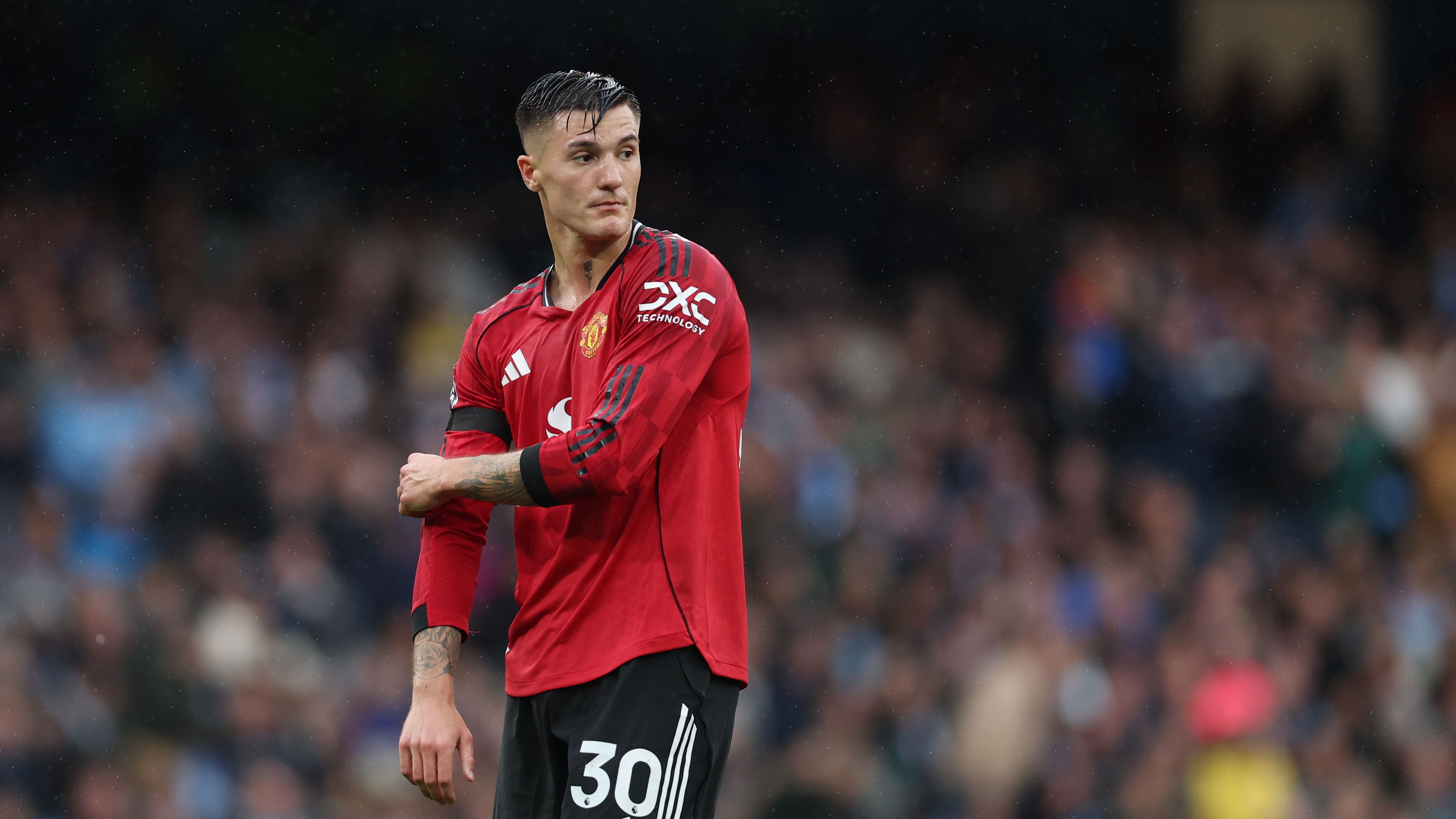 Benjamin Sesko channels Man Utd legend with acrobatic training snap as £73.6 million signing searches for first goal