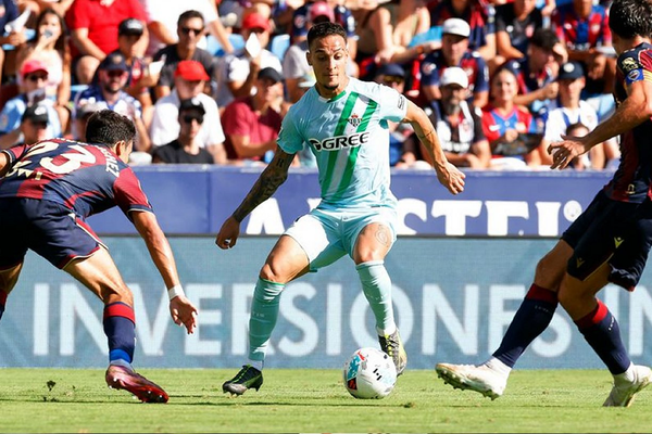 Antony sends message to Real Betis board over Pellegrini future