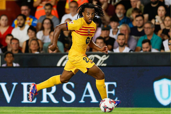 Barcelona chief Deco confirms Man City approach for Kounde