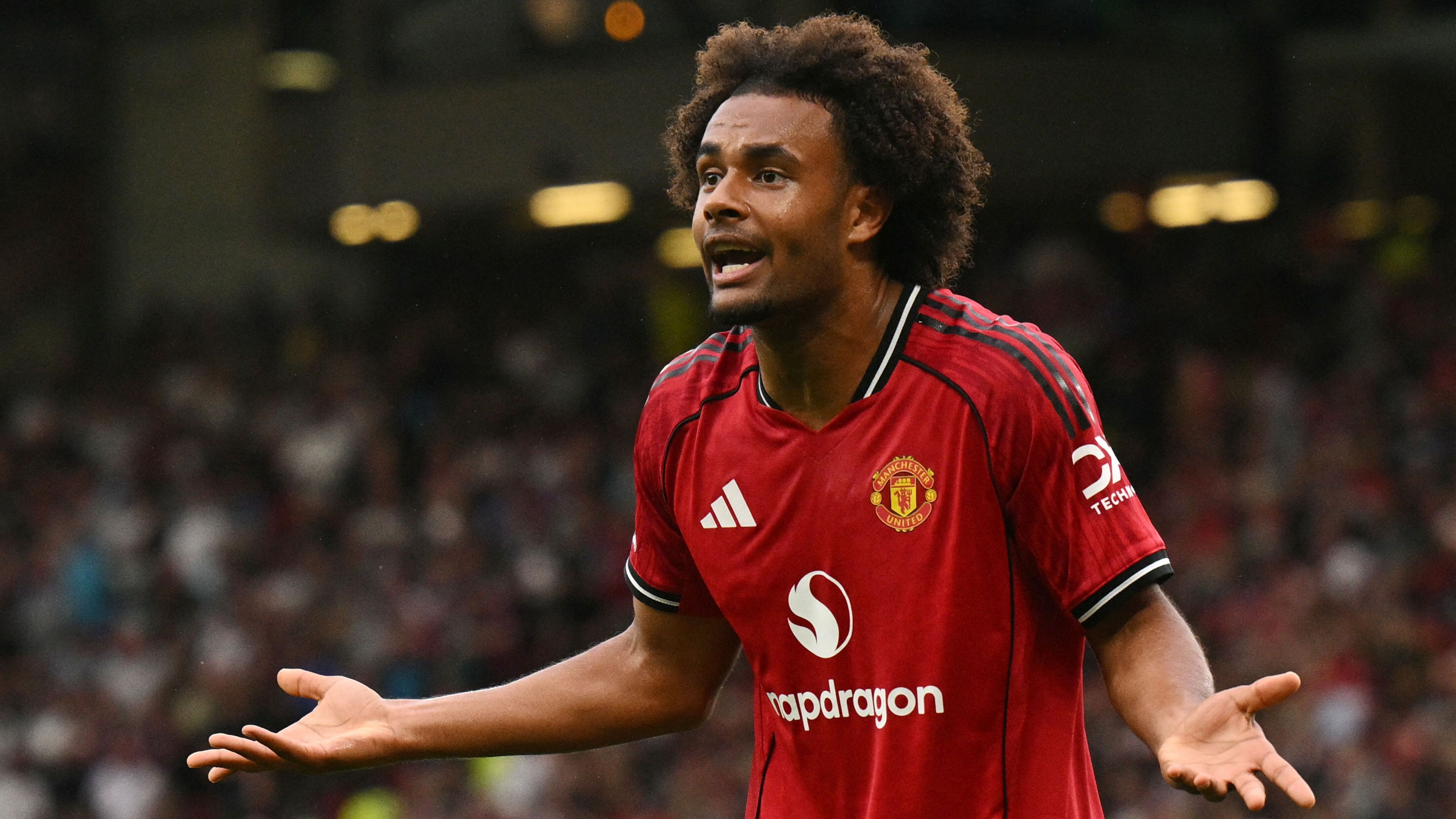 Joshua Zirkzee wants out! Man Utd striker seeking January exit after 'frustration escalates significantly' in row over playing time