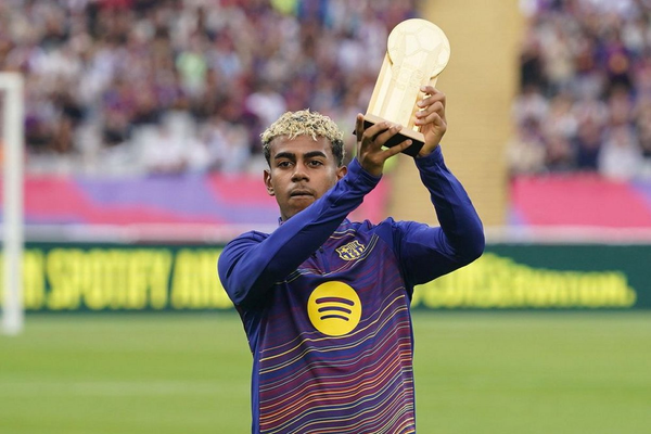 Barcelona chief Deco ponders January market plans; makes Yamal plea