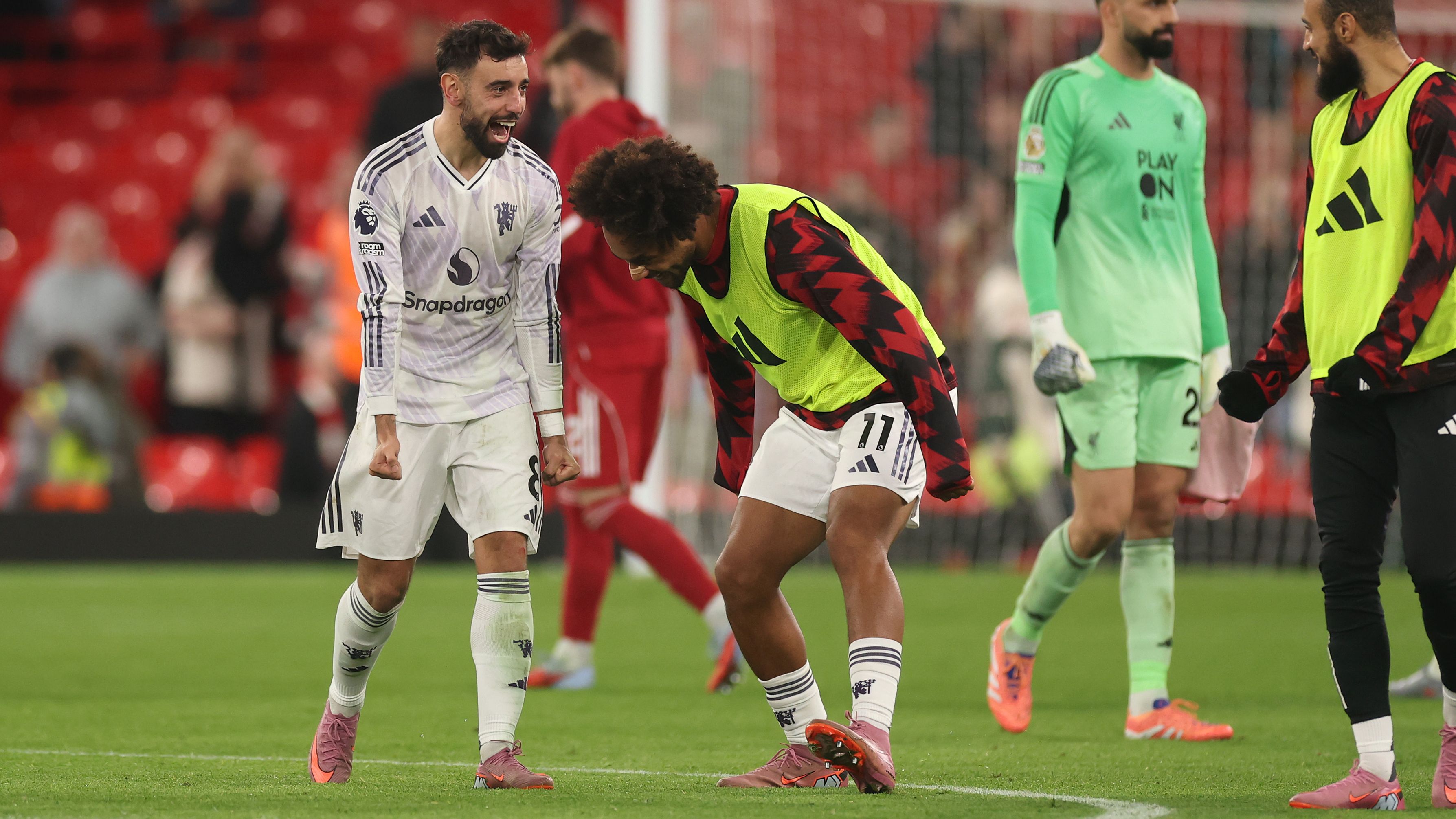 Joshua Zirkzee finds Premier League suitor with Man Utd striker 'desperate' to leave Old Trafford