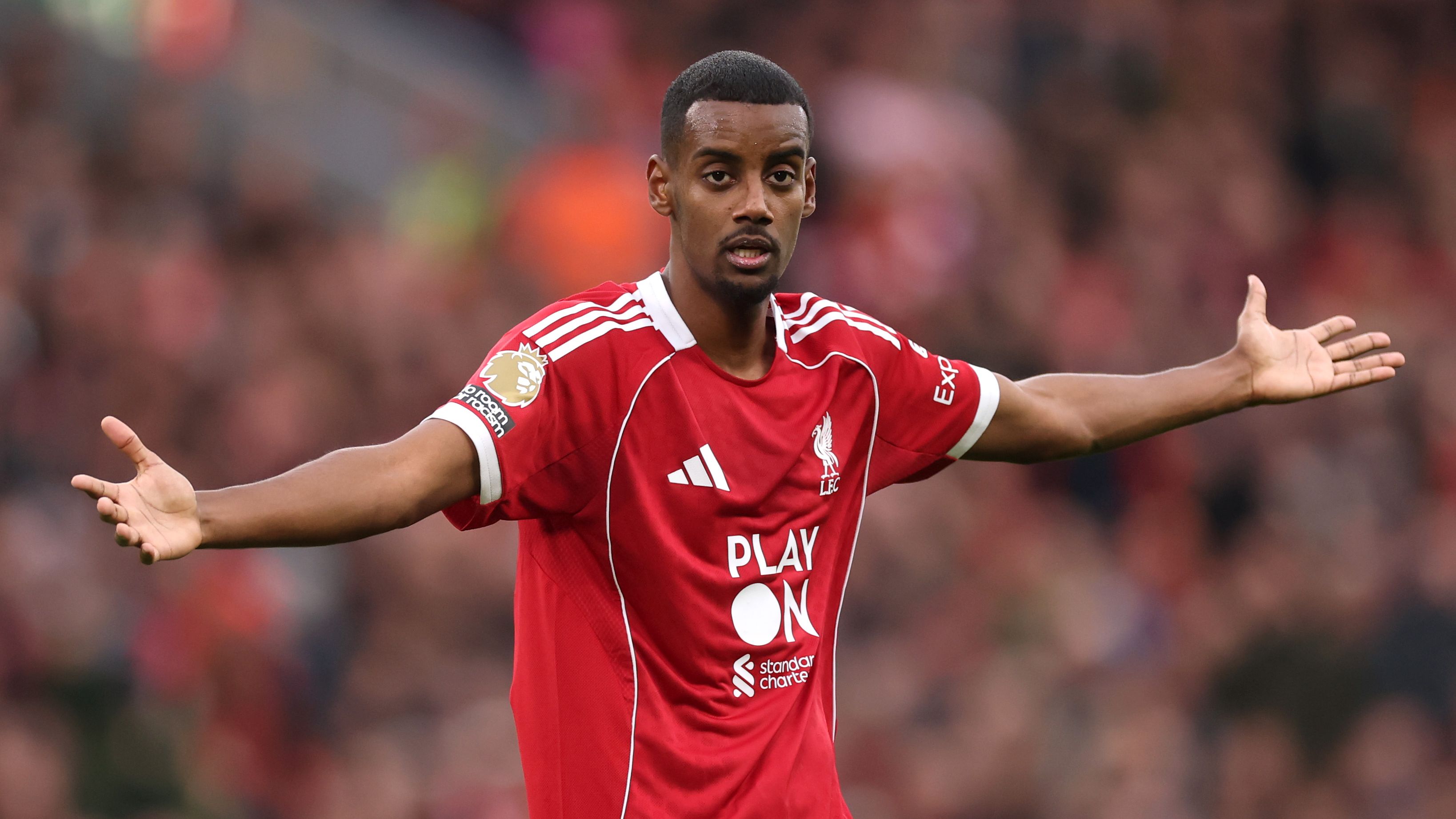 'The set-up here is very good' - Newcastle boss Eddie Howe responds to Arne Slot's 'smaller club' jibe after Alexander Isak's Liverpool switch