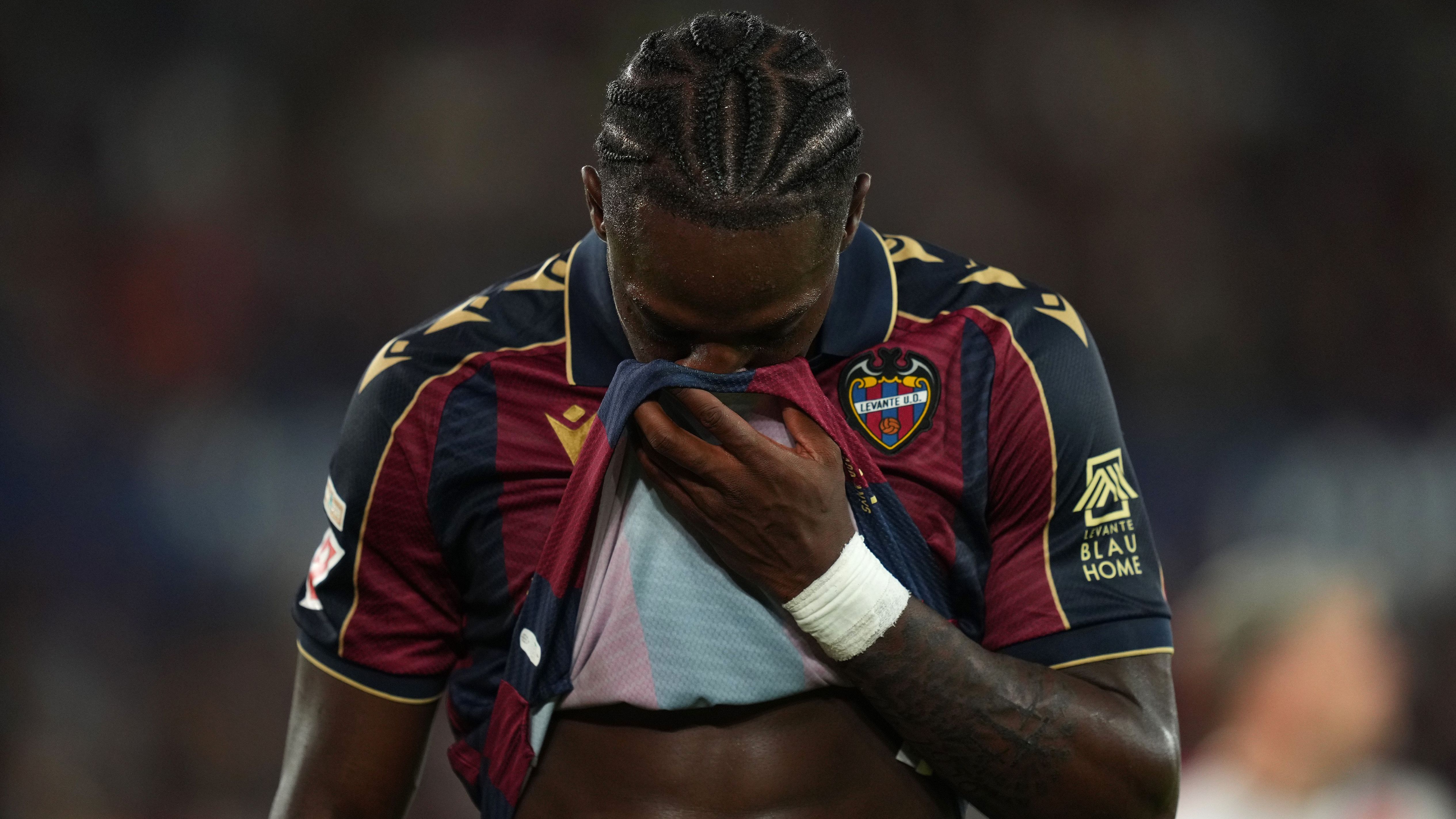 'A dream to play for Chelsea' - Barcelona and Real Madrid target eyeing Premier League switch as he reveals how he's 'like Harry Kane in style'