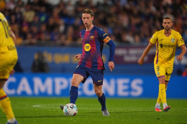 Barcelona midfielder De Jong: I've had Prem offers, but...