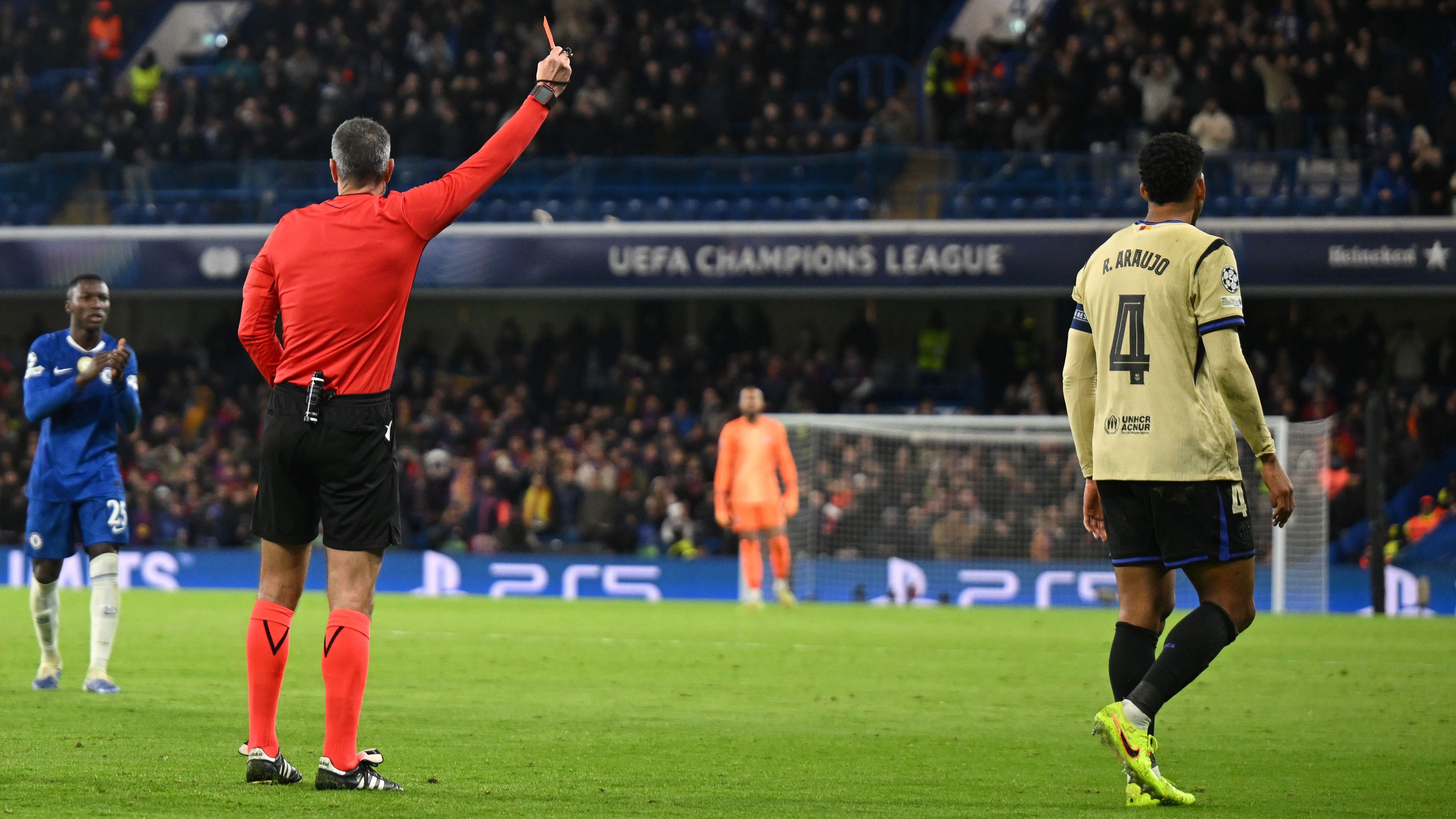 Ronald Araujo granted indefinite leave of absence by Barcelona after agents hold talks with sporting director Deco