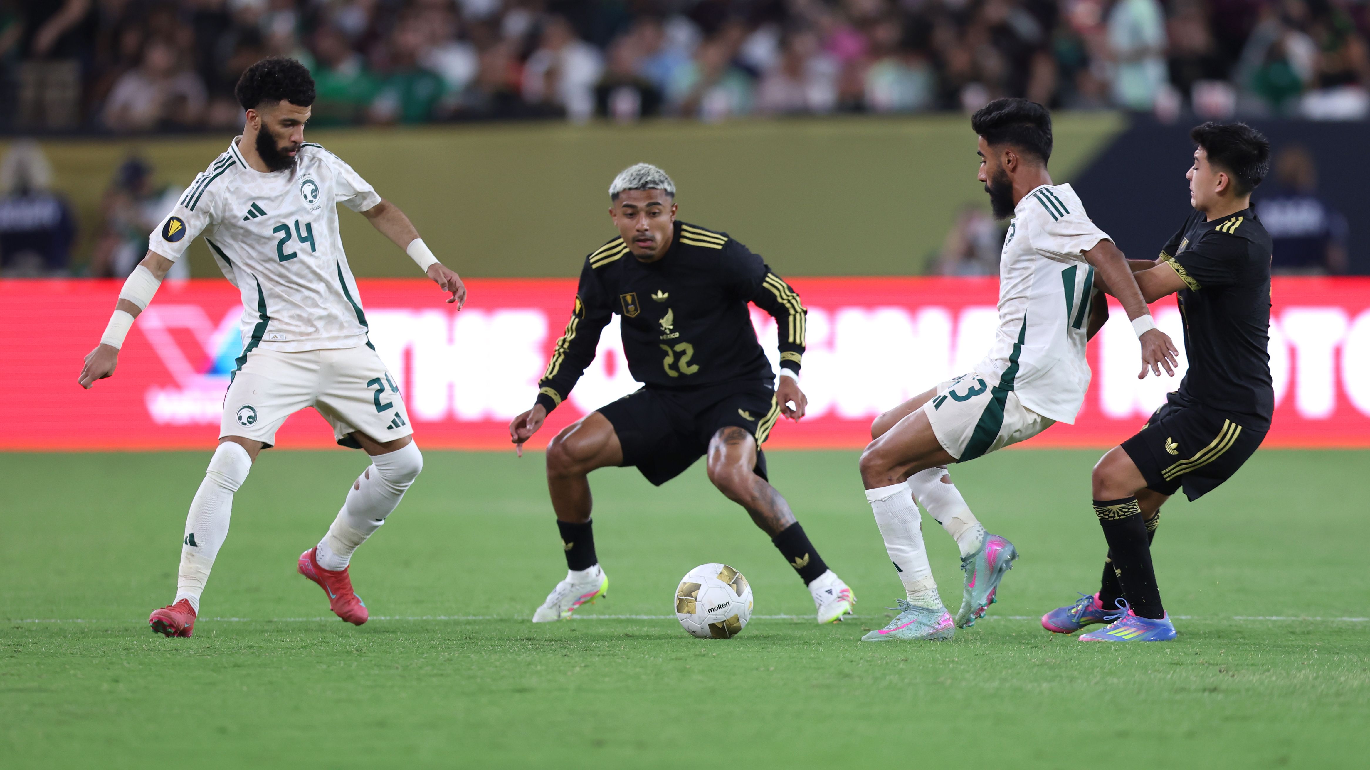 ‘I know what’s demanded at a club like this’ – Mexico international Julián Araujo joins Celtic on loan