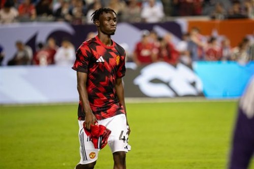 Man Utd left 'concerned' as midfielder suffers major blow after transfer U-turn