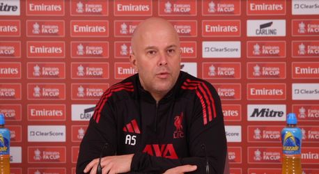 Liverpool news: Arne Slot takes drastic action as £87m transfer war with Man Utd heats up