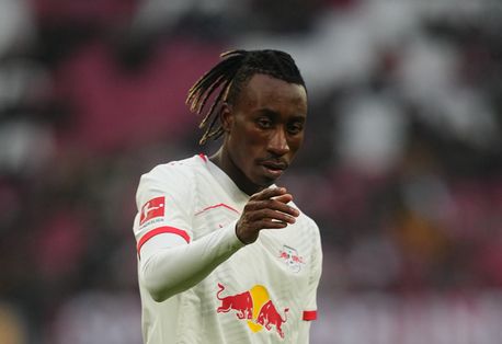 Liverpool news: Arne Slot takes drastic action as £87m transfer war with Man Utd heats up