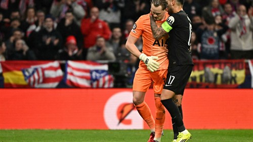 Historic early substitution! Tottenham keeper Kinsky makes two serious mistakes and is taken off after just a few minutes