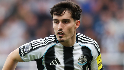 Arsenal plotting Tino Livramento transfer swoop as Newcastle extension talks put on hold