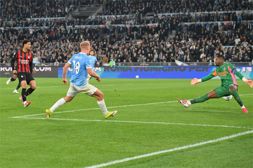 AC Milan lose to Lazio and miss chance to close in on Inter in Serie A title fight