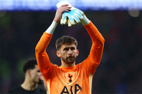 Inter Milan chief in London for talks with Tottenham 'keeper Vicario