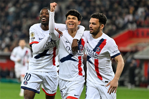 PSG crush 10-man Nice to return to Ligue 1 summit