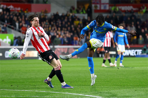 Wolves set price as Newcastle battle Man Utd, Liverpool for Mane