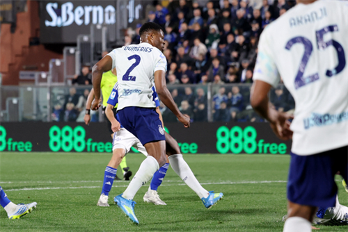 Inter win seven-goal epic against Como to go nine clear at top of Serie A