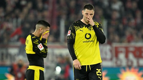 Borussia Dortmund suspect 'serious' knee injury for star defender amid fears of third ACL tear
