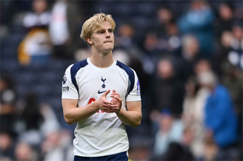 Rivals Chelsea and Arsenal chase Tottenham sensation Lucas Bergvall