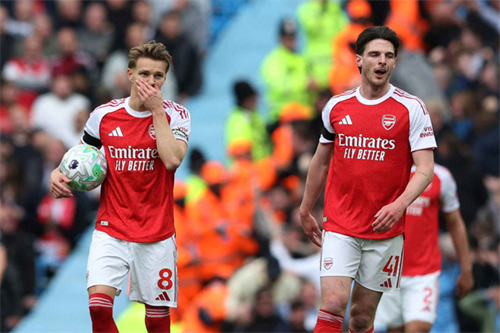 Rooney insists Arsenal remain title favourites