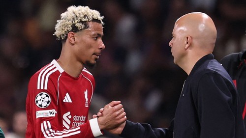 ??? | Ekitike posts bizarre AI clip of him scoring vs Man City