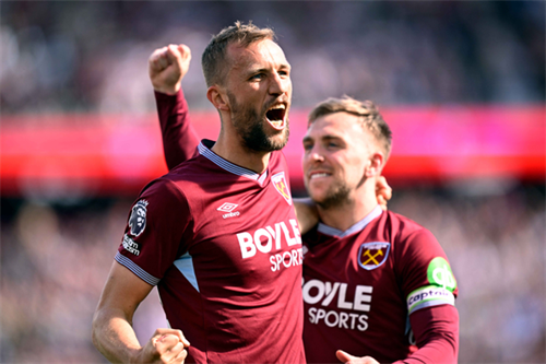 West Ham claim crucial late win over Everton to stay two points ahead of Spurs