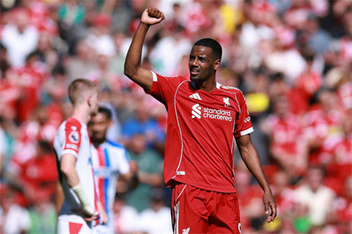 Isak goal helps Liverpool to routine win against Palace and close in on Champions League