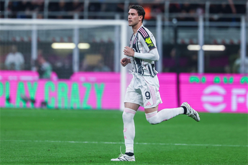 Juventus urged to back Vlahovic over signing Lewandowski