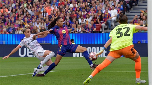 Barca steps in with its kit. A bizarre mix-up at FC Bayern