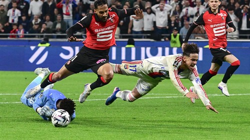 Man Utd want Lyon star to fix problem position