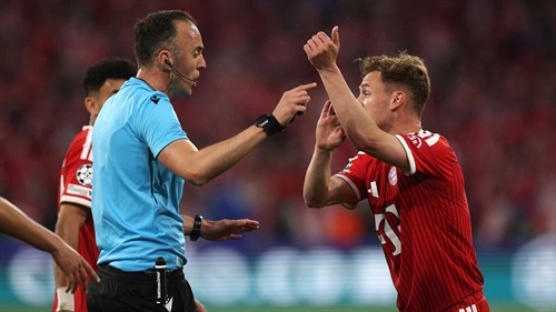 Kompany is fuming over a major refereeing controversy at FC Bayern