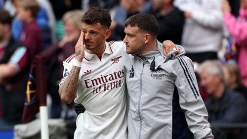 Huge injury concern for Arsenal & England! White limps out of West Ham clash