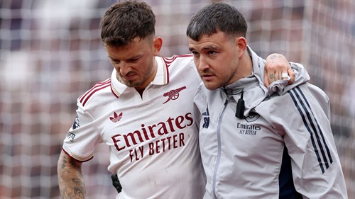 Huge injury concern for Arsenal & England! White limps out of West Ham clash
