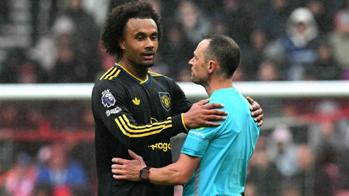 'So weak' - Zirkzee brutally told he's 'not a Man Utd player'