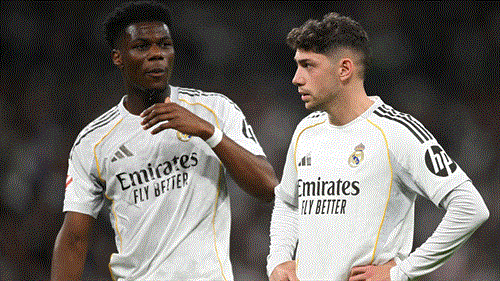 Perez plays down the row between Valverde and Tchouameni
