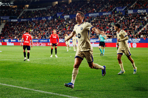Robert Lewandowski's Barcelona exit now 'very close' as contract talks stall