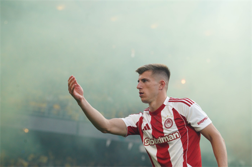 Brighton in talks to sign Olympiacos right-back Costinha