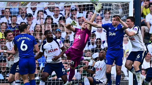 'Ridiculous!' - Spurs vs Everton second-half delay leaves Neville 'furious'