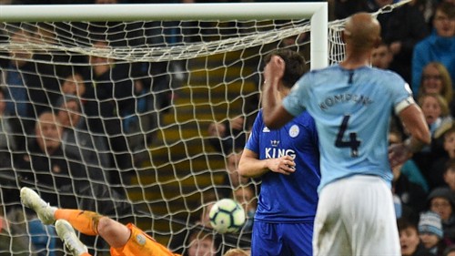 Kompany lifts PL trophy in Man City return