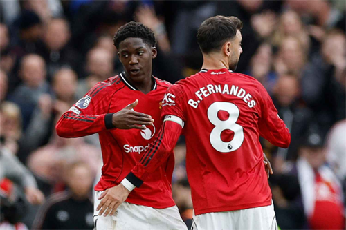 Stam admits Man Utd need two midfielders to replace Casemiro and to slot in with Mainoo
