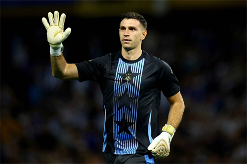 Juventus turn to Aston Villa's Emi Martinez after Alisson rejection