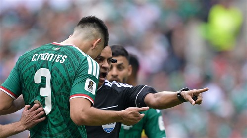 Qui?ones makes World Cup statement, Montes baffles with red card
