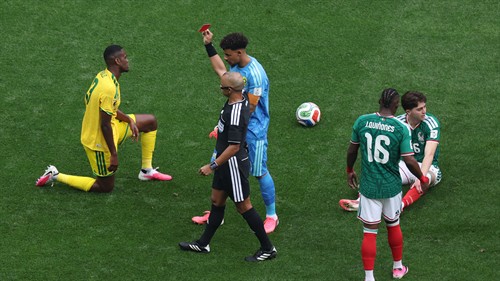 Qui?ones makes World Cup statement, Montes baffles with red card