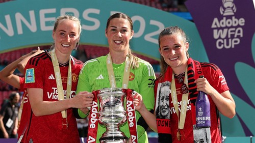 Earps confirms PSG exit as ex-Man Utd 'keeper nears WSL return