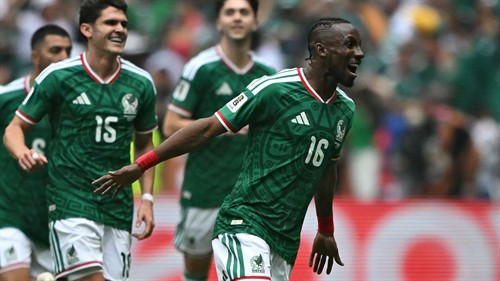 Qui?ones makes World Cup statement, Montes baffles with red card